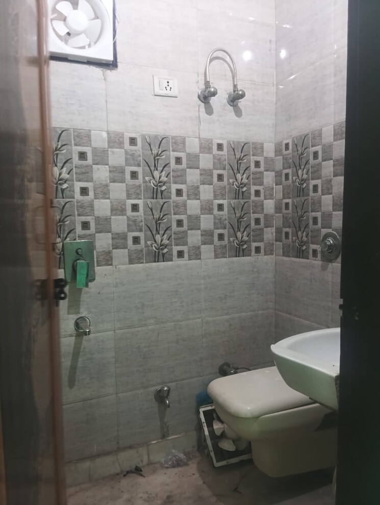 Bathroom, rohini sector 25 2 Bedroom 450 Sq.Ft. Builder Floor In Rohini Sector 25 Delhi 8188710