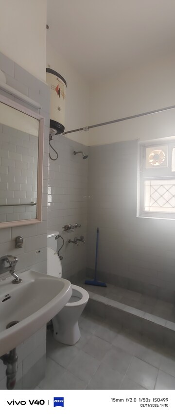 Attached Bathroom in 2.5 BHK Apartment at Defence Colony – for Rent