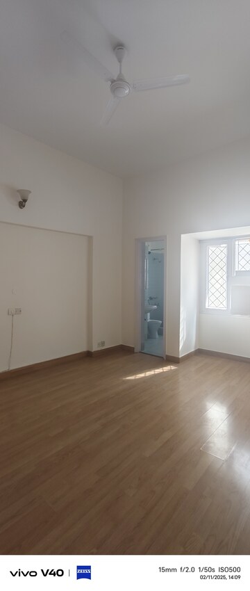 Room in 2.5 BHK Apartment at Defence Colony – for Rent