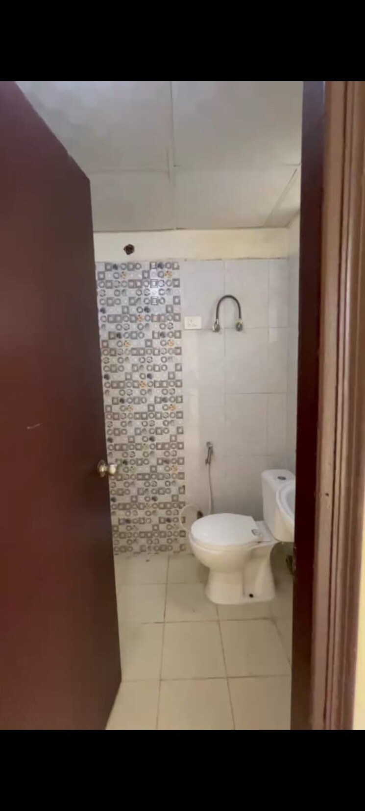 Bathroom, max-towers 3 Bedroom 1395 Sq.Ft. Builder Floor In Sector 16b Noida 8189053