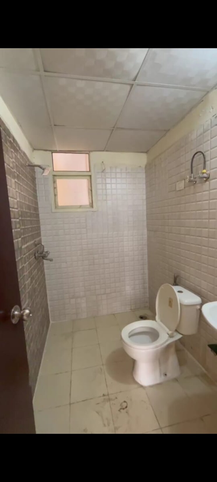 Bathroom, max-towers 3 Bedroom 1395 Sq.Ft. Builder Floor In Sector 16b Noida 8189053