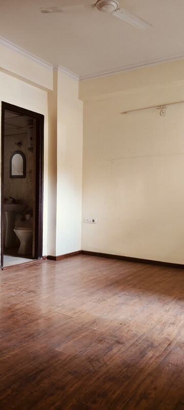 Room in 3 BHK Apartment at Gardenia Golf City, Sector 75 – for Sale