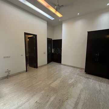 Room in 4 BHK Builder Floor at Green Park Extension – for Sale