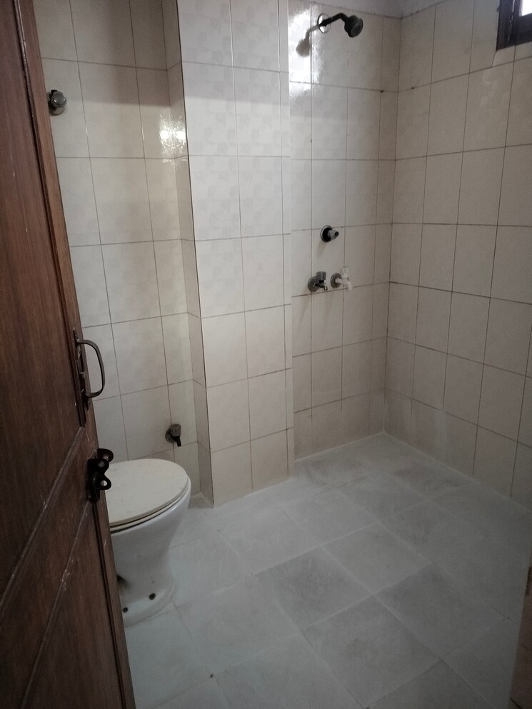 Bathroom, sarita vihar 1 Bedroom 450 Sq.Ft. Apartment In Sarita Vihar Delhi 8189176