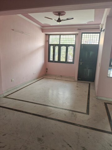 Room in 2.5 BHK Builder Floor at RWA Apartments Sector 116, Sector 116 – for Rent