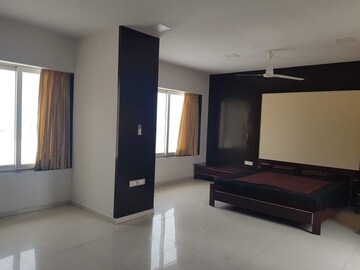 Room in 4 BHK Apartment at Sterling Seaface, Worli – for Rent