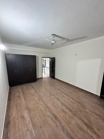 Room in 3 BHK Builder Floor at Unitech South City II, Sector 50 – for Rent