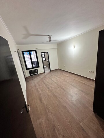 Room in 3 BHK Builder Floor at Unitech South City II, Sector 50 – for Rent