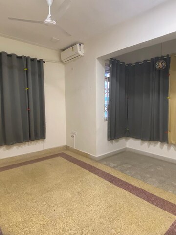 Room in 2 BHK Apartment at Gurmukh Sagar Apartment, Khar West – for Rent