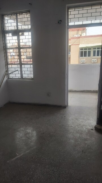 Room in 1.5 BHK Apartment at Mayur Vihar – for Rent