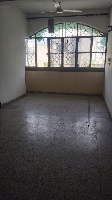 Room in 2.5 BHK Apartment at Mayur Vihar – for Rent