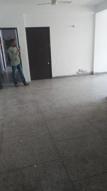 Living Room in 2.5 BHK Apartment at Mayur Vihar – for Rent