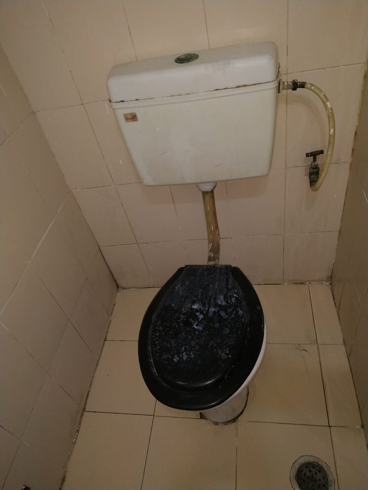 Bathroom, molarband 1 Bedroom 516 Sq.Ft. Apartment In Molarband Delhi 8189839