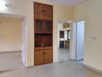 Room in 2 BHK Apartment at Sarita Vihar – for Rent