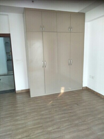 Room in 3.5 BHK Apartment at Supertech ORB, Sector 74 – for Rent