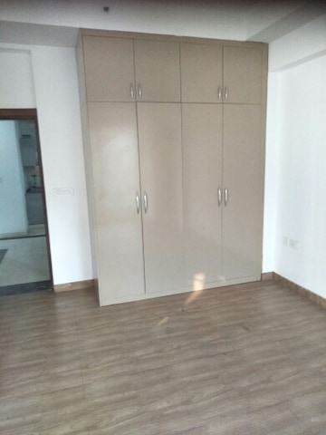 Room in 3.5 BHK Apartment at Supertech ORB, Sector 74 – for Rent