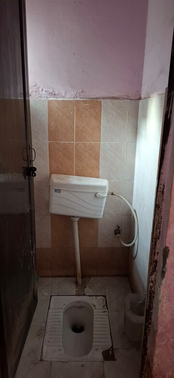 Bathroom in 1 BHK Apartment at Sector 10 Greater Noida – for Rent