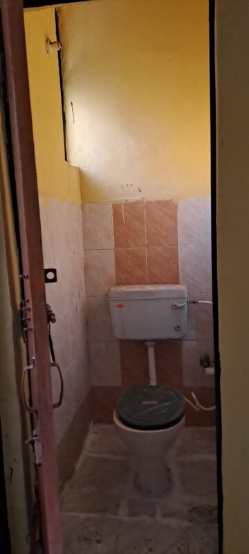 Bathroom in 1 BHK Apartment at Sector 10 Greater Noida – for Rent