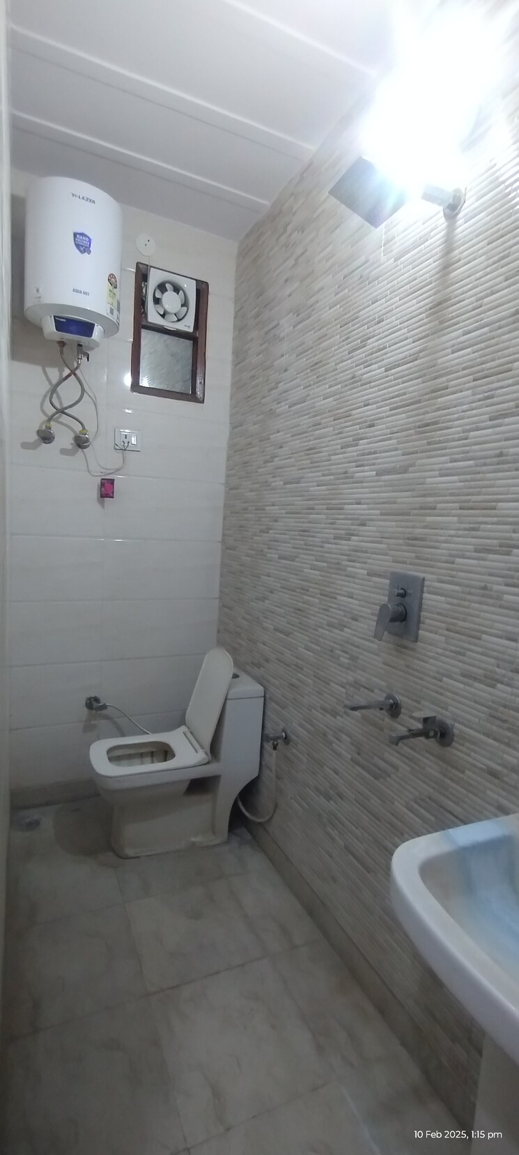 Bathroom, uttam nagar 2 Bedroom 65 Sq.Yd. Builder Floor In Uttam Nagar Delhi 8190660