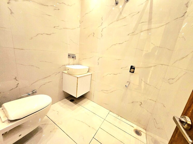 Bathroom, peer mucchalla 3 Bedroom 110 Sq.Yd. Builder Floor In Peer Mucchalla Zirakpur 8190855