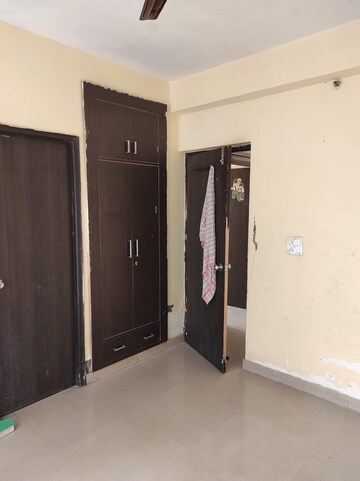 Room in 2 BHK Apartment at Supertech Czar Suites, Omicron I Greater Noida – for Rent