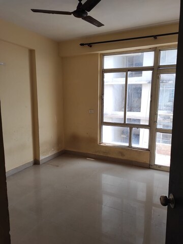 Room in 2 BHK Apartment at Supertech Czar Suites, Omicron I Greater Noida – for Rent