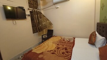Room in 3 BHK Builder Floor at DLF Vibhuti Khand, Gomti Nagar – for Rent