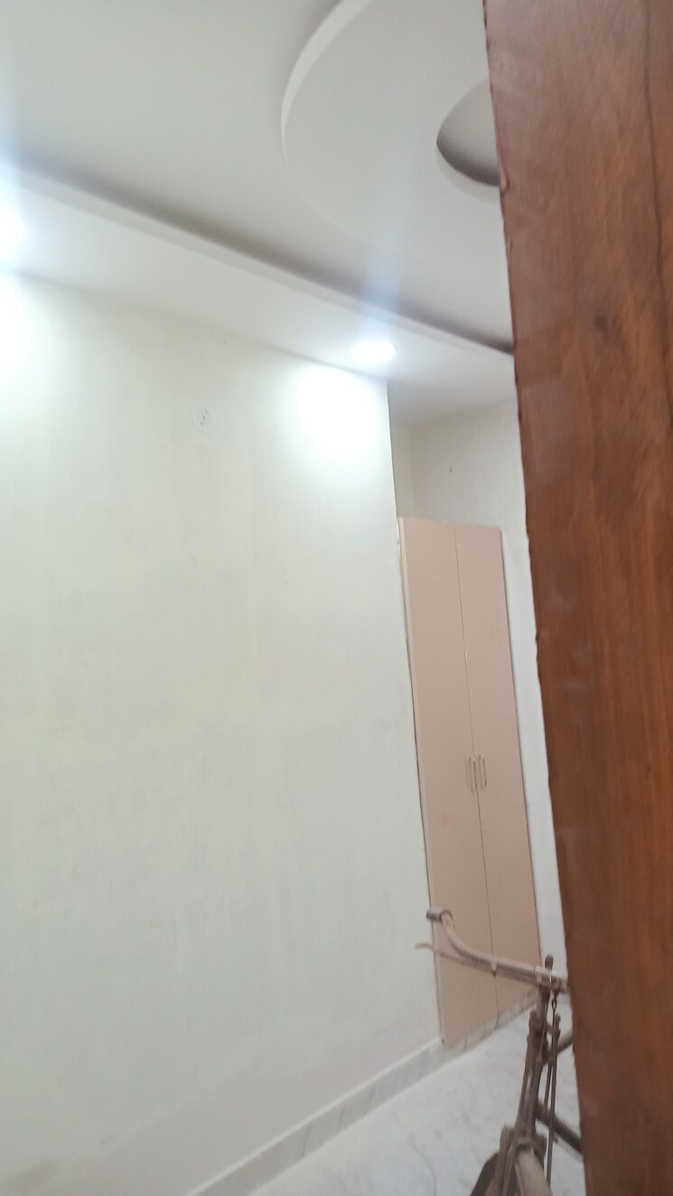 Room, mukherjee nagar 2.5 Bedroom 85 Sq.Yd. Independent House In Mukherjee Nagar Delhi 8191041