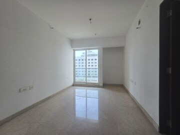 Room in 3 BHK Apartment at Sheth Avalon, Laxmi Nagar – for Rent