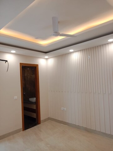 Room in 3 BHK Builder Floor at Sector 30 – for Rent