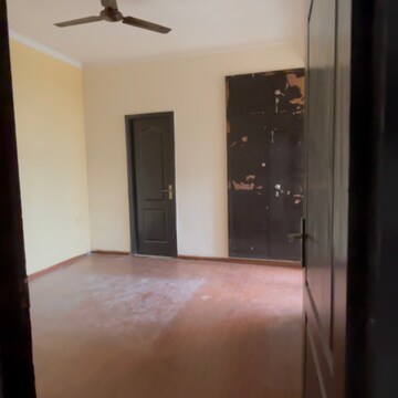Room in 2.5 BHK Apartment at Amrapali Princely Estate, Sector 76 – for Rent
