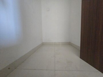 Room in 2 BHK Apartment at Sheth Avalon, Laxmi Nagar – for Rent