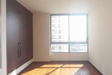 Room in 3 BHK Apartment at Piramal Vaikunth, Balkum Pada – for Sale