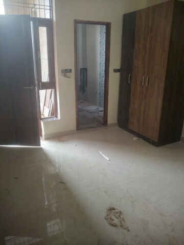 Room in 2.5 BHK Builder Floor at Sector 28 – for Rent
