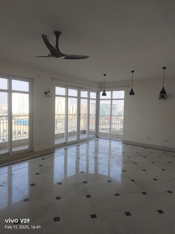 Room in 3 BHK Apartment at Central Park Resorts, Sector 48 – for Rent