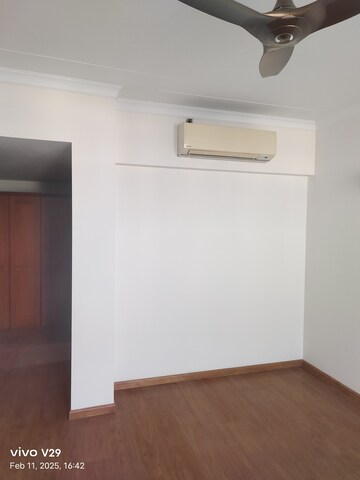 Room in 3 BHK Apartment at Central Park Resorts, Sector 48 – for Rent