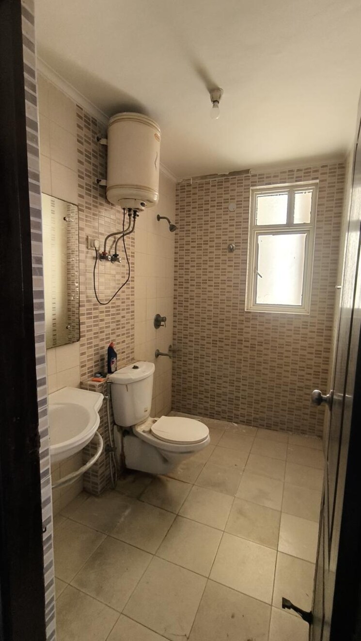 Bathroom, purvanchal-royal-city 3 Bedroom 1735 Sq.Ft. Apartment In Chi V Greater Noida Greater Noida 8191517