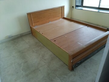 Room in 4 BHK Apartment at Duplex Heights, Andheri West – for Sale
