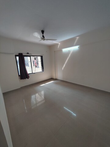 Room in 2 BHK Apartment at Lakeshore Heights, Powai – for Rent