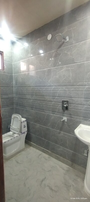 Bathroom in 2 BHK Builder Floor at Uttam Nagar – for Rent
