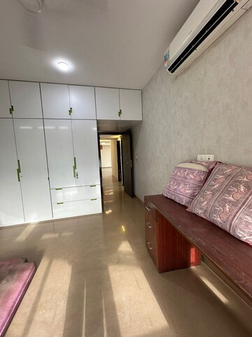 Room in 2.5 BHK Apartment at Oberoi Realty Splendor, Jogeshwari East – for Rent