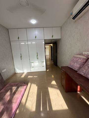 Room in 2.5 BHK Apartment at Oberoi Realty Splendor, Jogeshwari East – for Rent