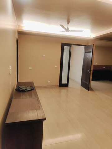 Room in 6+ BHK Villa at Sector 43 – for Rent