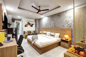 Bedroom in 1 RK Builder Floor at Sector 43 – for Rent