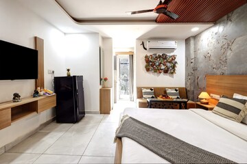 Living Room in 1 RK Builder Floor at Sector 43 – for Rent