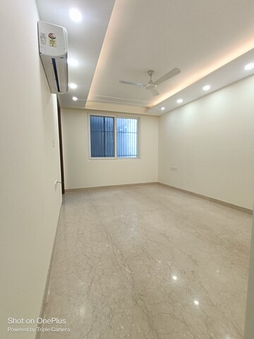 Room in 3 BHK Builder Floor at Sector 43 – for Rent