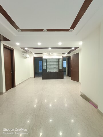 Building Lobby in 3 BHK Builder Floor at Sector 43 – for Rent