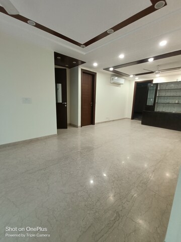 Room in 3 BHK Builder Floor at Sector 43 – for Rent