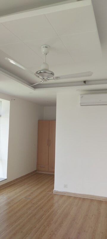 Room in 3 BHK Apartment at Jaypee Greens – for Sale