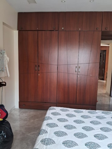 Room in 2 BHK Apartment at Khar West – for Rent